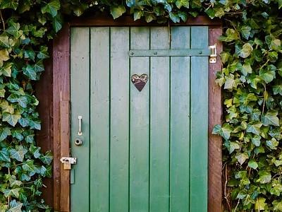 porte de toilette en bois avec un coeur