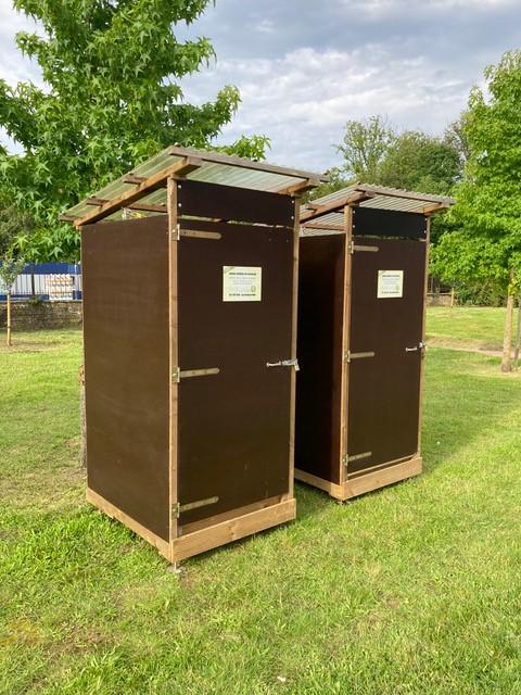 deux cabines-toilettes
